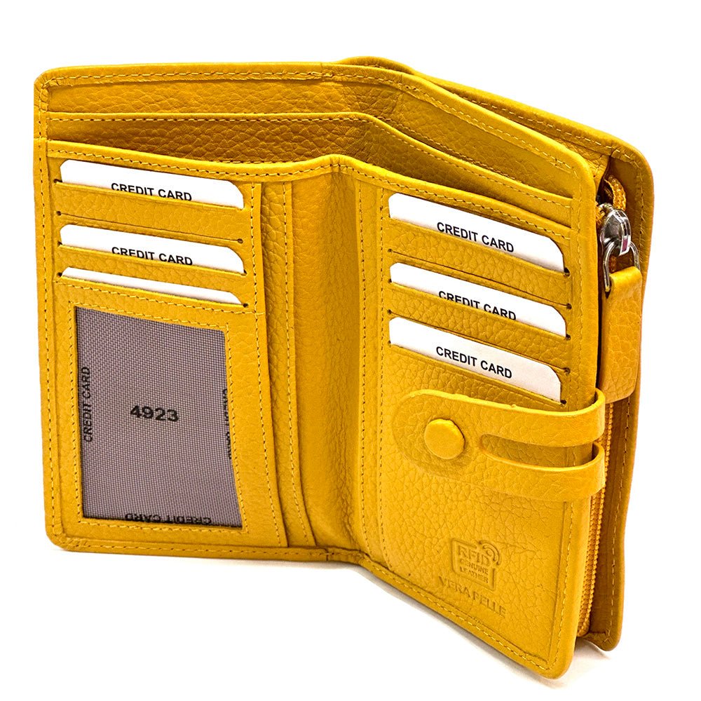 Isotta Leather Wallet – Compact Italian Elegance with RFID Protection - Leather Italiano