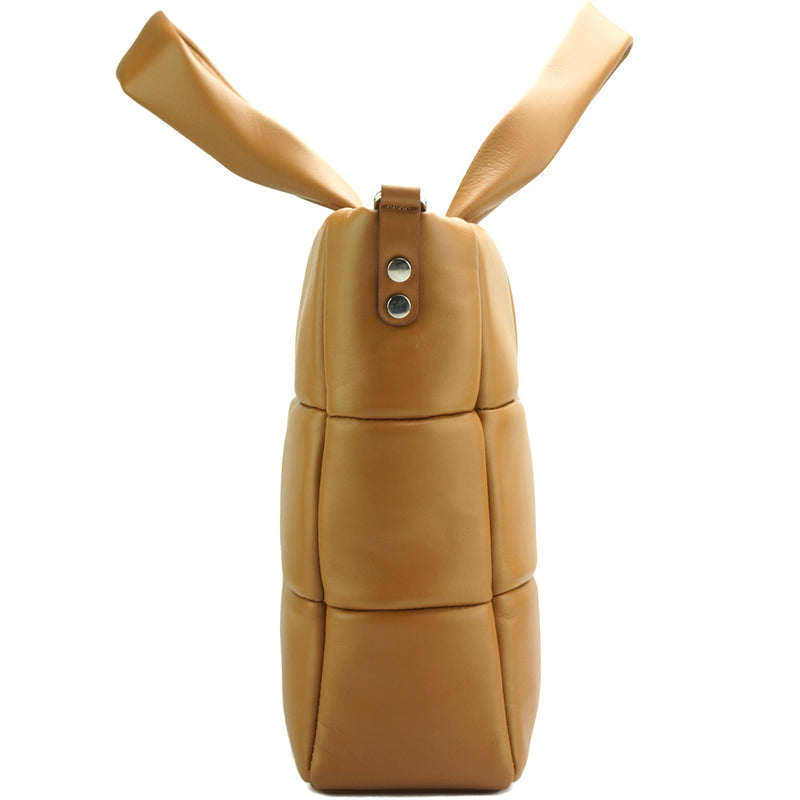 Leather Tote Isla in tan - side view