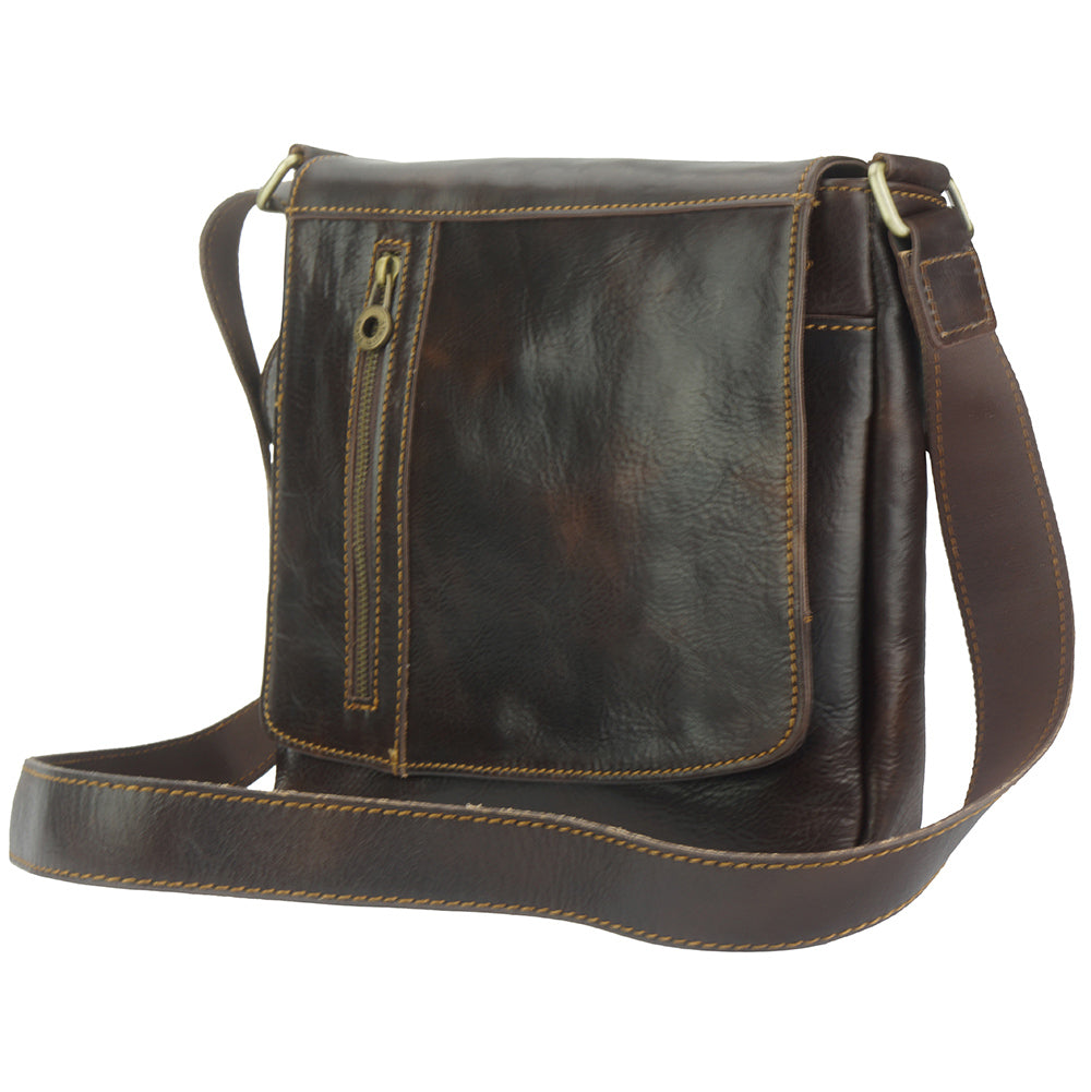 Messenger Amico with genuine leather in brown showing shoulder strap and zip pocket